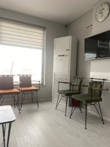 Çayırova diş hizmetleri veren Adnan Coşkun Çayırova Diş Polikliniği içerisinde diş doktoru bekleme odası görüntüsü