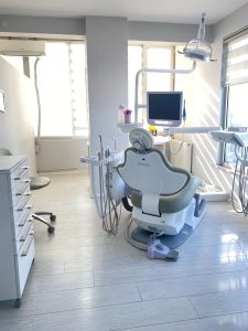 Çayırova dişçi hizmetleri veren Adnan Coşkun Çayırova Diş Polikliniği içerisinde implant, kanal tedavisi, ortodonti, pedodonti, endodonti, protez diş tedavilerinin yapıldığı muayene odası