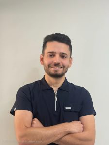 Çayırova çocuk diş hekimi ilhan demirtaş'ın Çayırova'da diş kliniği hizmetleri veren Adnan Coşkun Çayırova Diş Polikliniği içerisinde çekilmiş fotoğrafı
